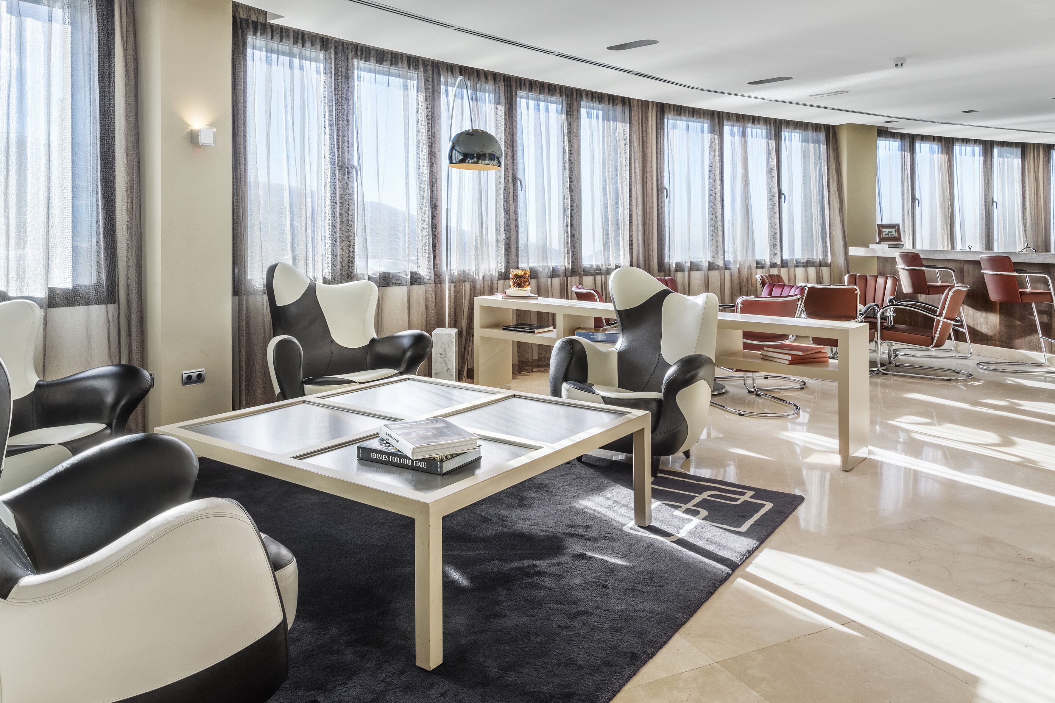 serves breakfast, lunch and dinner