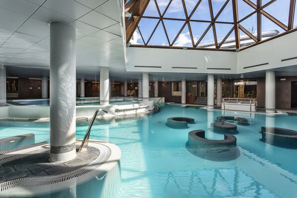 Couples treatment room(s), sauna, hot tub, steam room