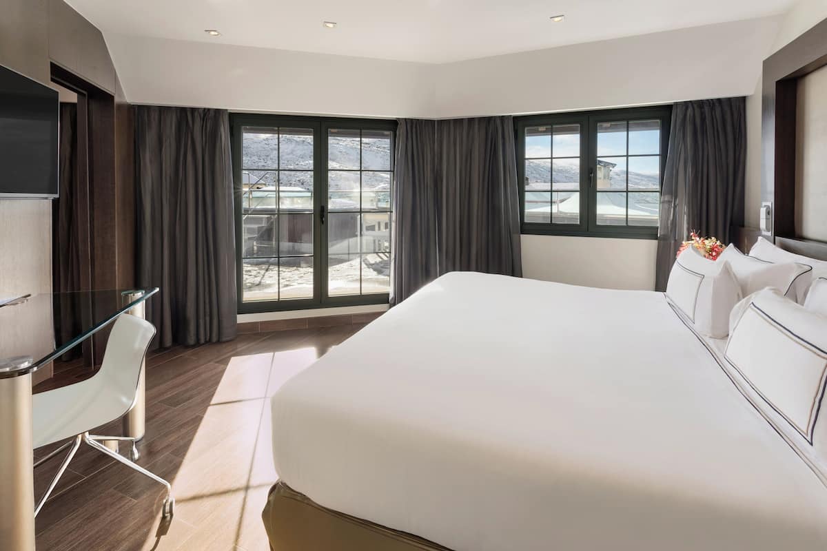 Grand Suite The Level | Dundyner, memory foam-senger, minibar og safe på rommet