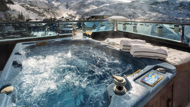 A hot tub with a view of snow-covered mountains. - Melia Sol Y Nieve (Monachil)