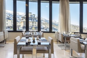 3 restaurants, breakfast, lunch, dinner served; Spanish cuisine - Melia Sol Y Nieve (Monachil)