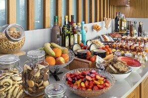 3 restaurants; breakfast, lunch, dinner, and brunch served