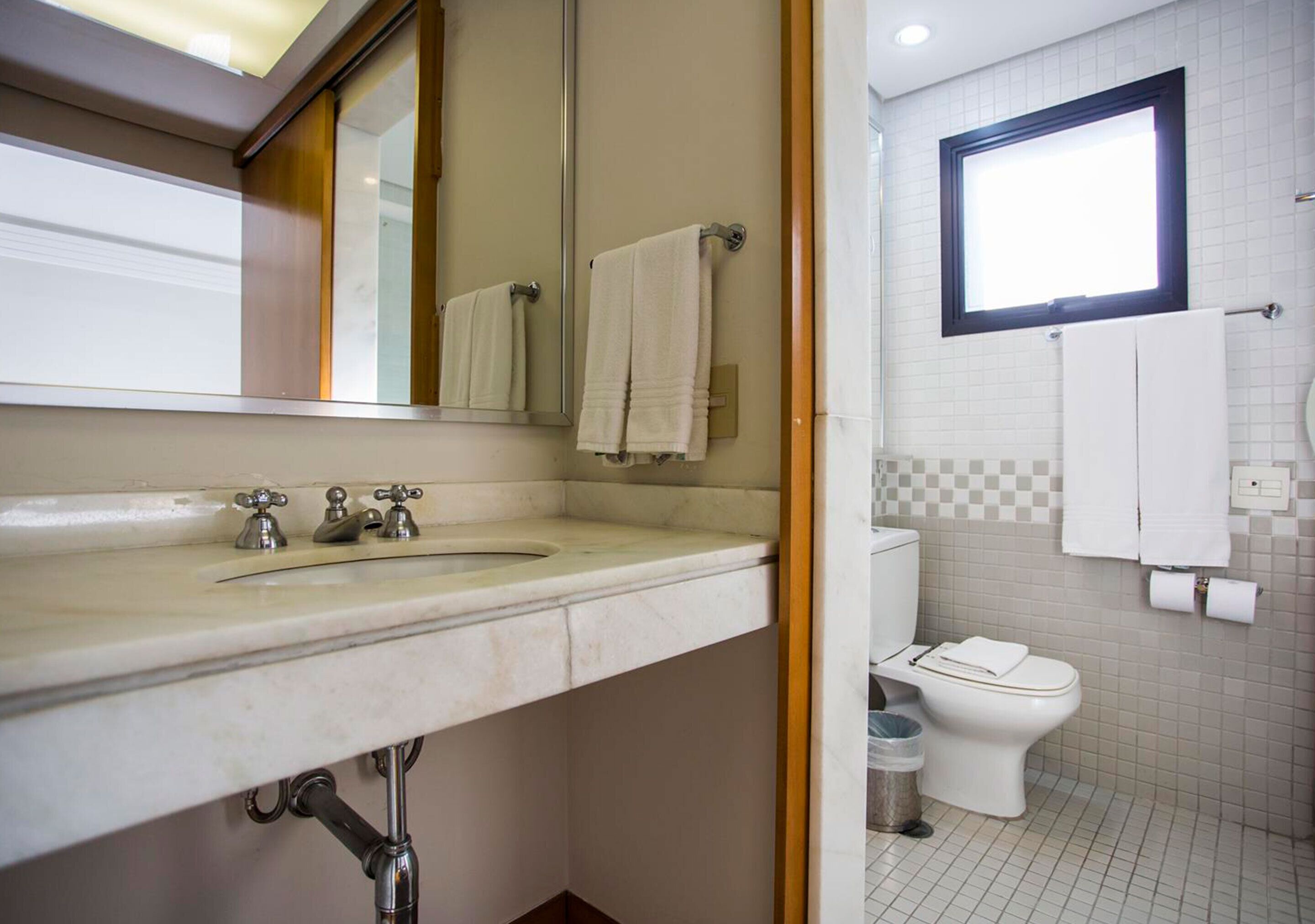 standard suite, 2 single beds | bathroom | shower, free toiletries, hair dryer, towels