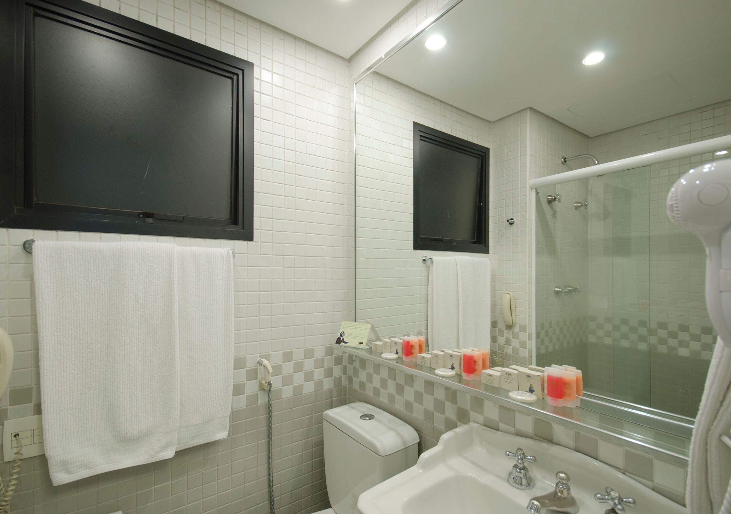 family suite, 2 bedrooms | bathroom | shower, free toiletries, hair dryer, towels