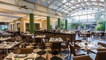 供應早餐、午餐和晚餐,國際料理,花園景觀