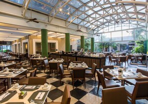 供应早餐、午餐和晚餐，国际美食，花园景观