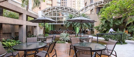 Se sirven desayunos, comidas y cocina internacional con vista al jardĆn