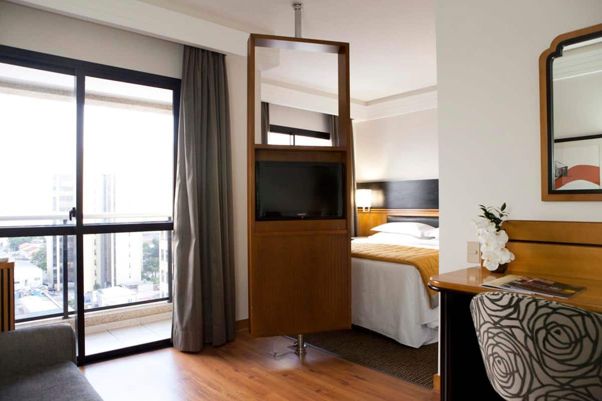 Minibar, caja de seguridad en la habitación y cortinas blackout