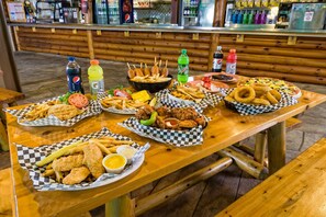 3 restaurants; lunch and dinner served