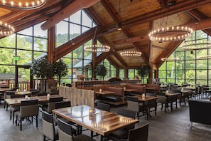 3 restaurants, lunch served