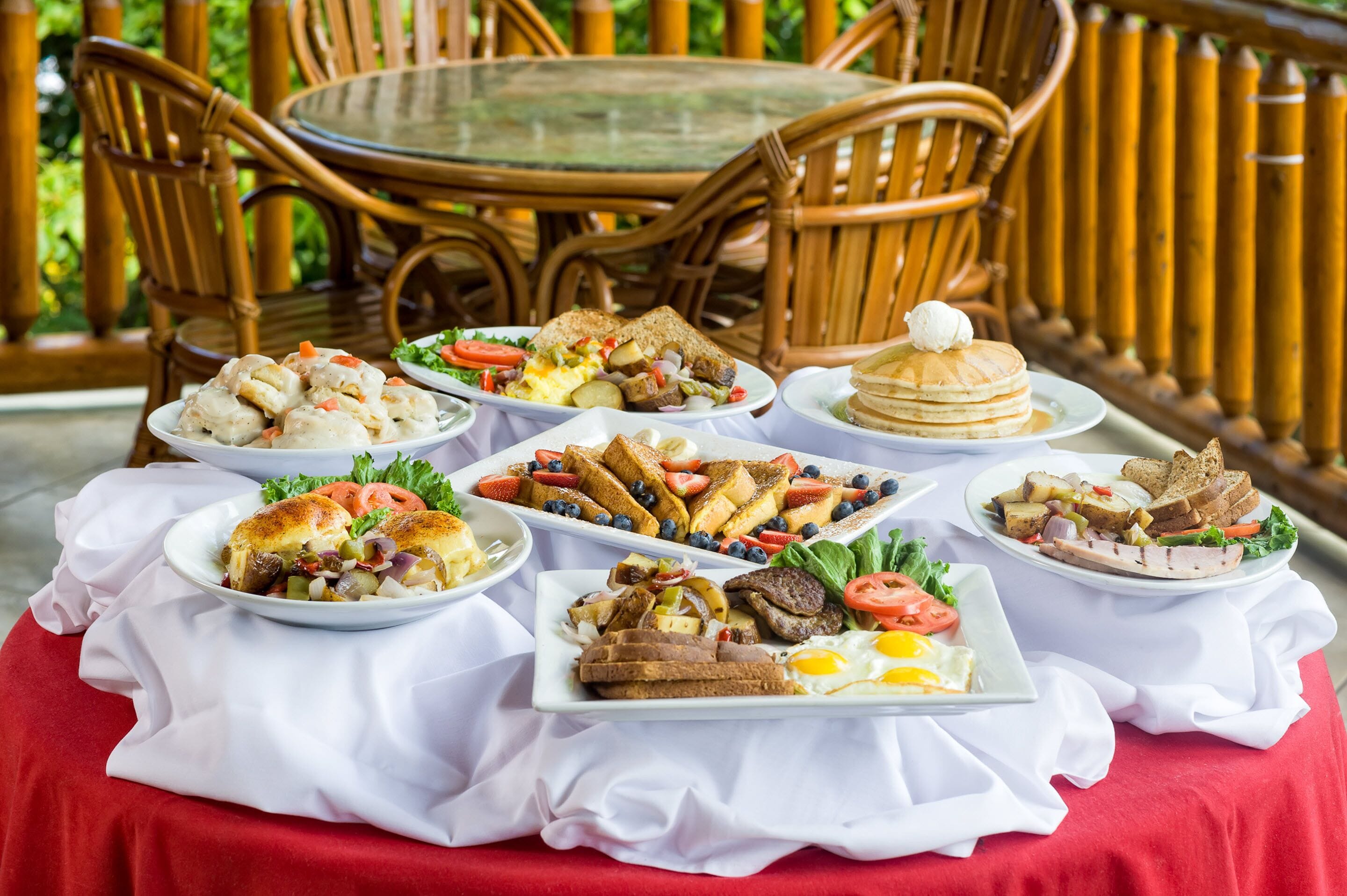 3 restaurants, lunch served