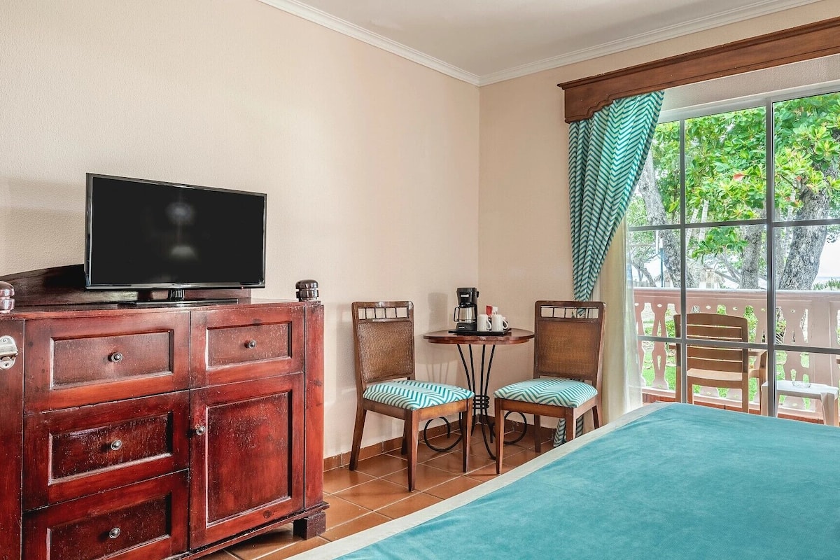 Artículos del minibar gratis y caja de seguridad en la habitación