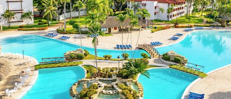 Outdoor pool, pool loungers