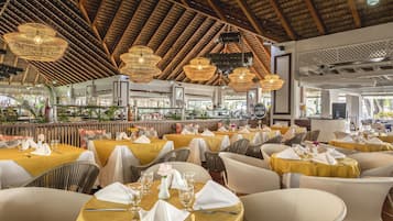 5 restaurants; breakfast, lunch, and dinner served