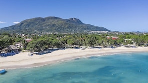 Am Strand, weißer Sandstrand, Liegestühle, Sonnenschirme