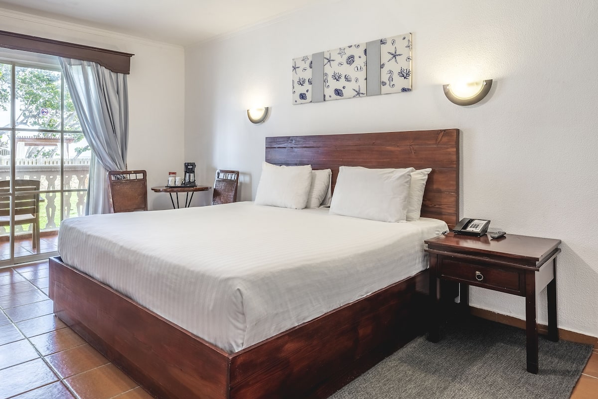 Artículos del minibar gratis y caja de seguridad en la habitación