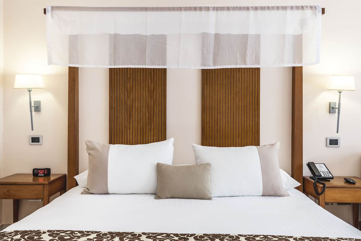 Artículos del minibar gratis y caja de seguridad en la habitación