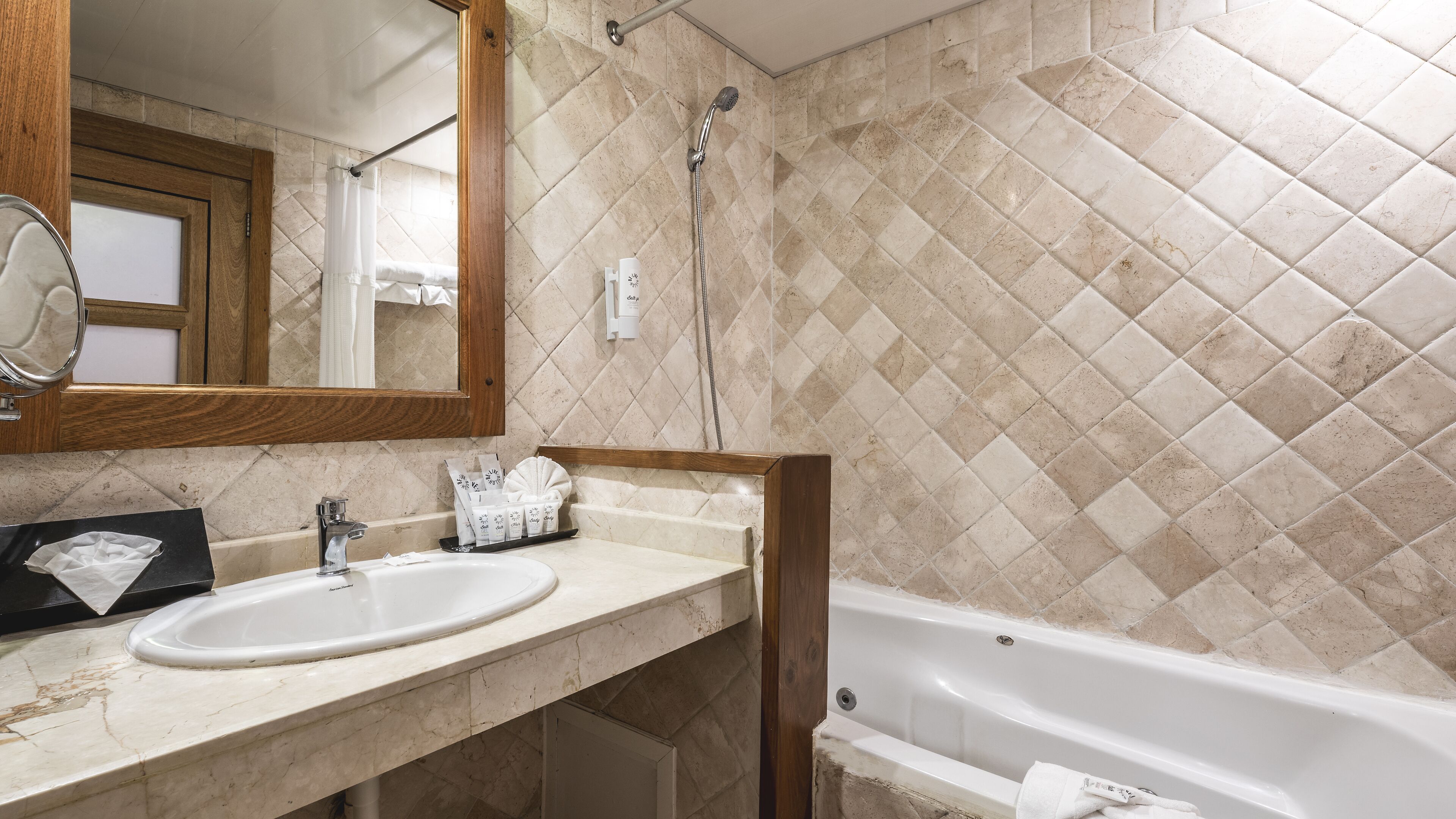Ein Badezimmer mit zwei Waschbecken, einer Badewanne und einer Dusche.