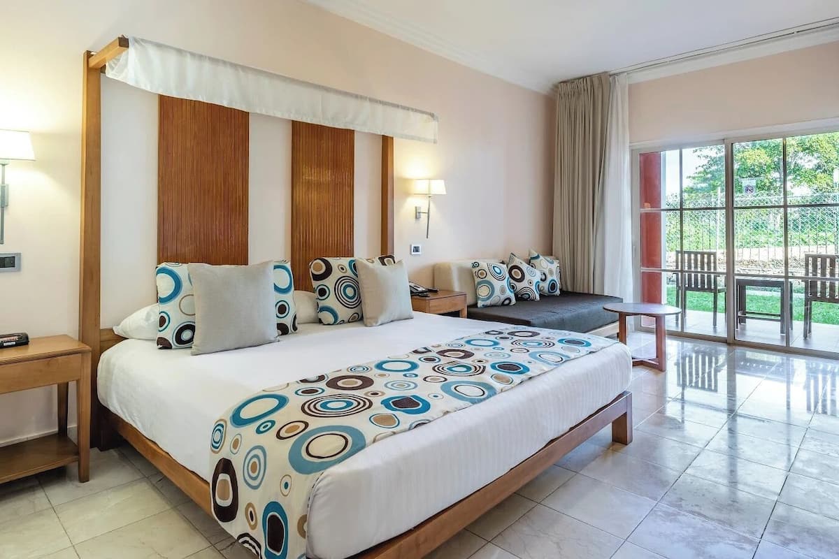 Artículos del minibar gratis y caja de seguridad en la habitación