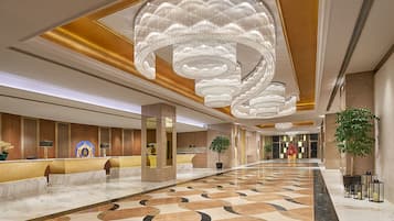 2 bars/lounges, lobby lounge