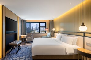 Westin, Suite Deluks, 1 Tempat Tidur Double | Seprai premium, selimut bulu angsa, bantalan ekstra lembut, dan minibar