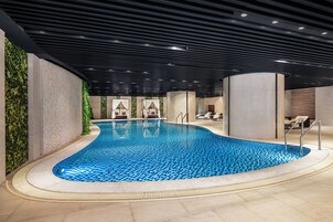 Una piscina techada, una piscina al aire libre