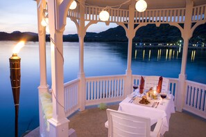 5 restaurants, breakfast, lunch, dinner served; Caribbean cuisine
