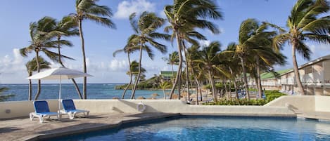 6 piscines extérieures, parasols de plage, chaises longues