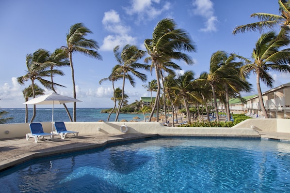 6 piscines extérieures, parasols de plage, chaises longues