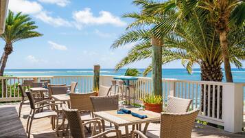5 restaurants; breakfast, lunch, and dinner served