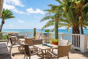 5 restaurantes, se sirven desayunos, comidas, cenas y cocina caribeña