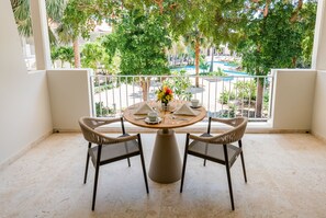Junior-Suite, 1 King-Bett, Poolblick | Kostenlose Minibar, Zimmersafe, individuell dekoriert