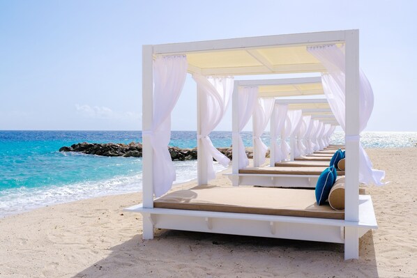 Plage privée à proximité, sable blanc, serviettes de plage