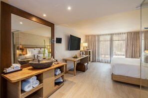 Minibar con artículos gratuitos y caja de seguridad en la habitación 