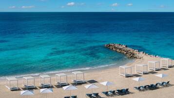Privat strand i nærheden, hvidt sand, badehåndklæder