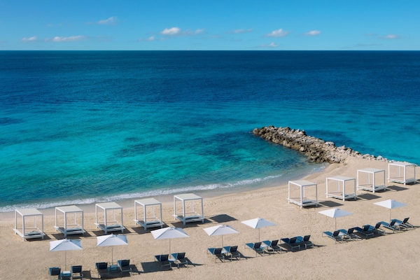 Privatstrand in der Nähe, weißer Sandstrand, Strandtücher