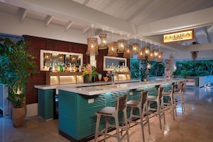 2 bares, bar junto a la piscina