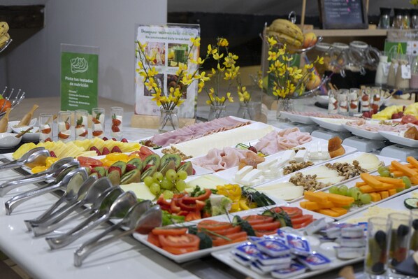 A buffet with various food items and utensils. - Petit Palace Arana (Bilbao)
