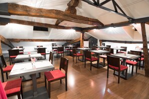Daily buffet breakfast for a fee - Petit Palace Arana (Bilbao)