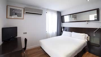 Habitación básica doble | Minibar, caja de seguridad en la habitación y escritorio