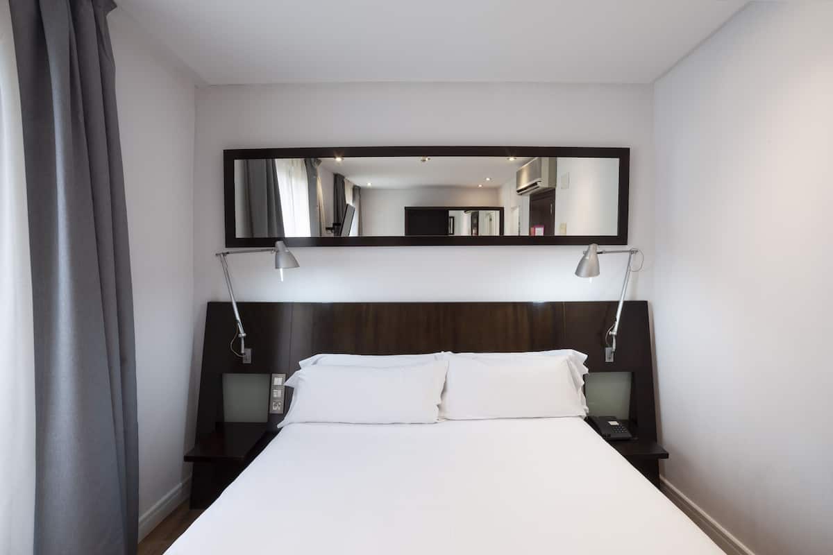 Driepersoonskamer | Een minibar, een kluis op de kamer, een bureau, verduisterende gordijnen