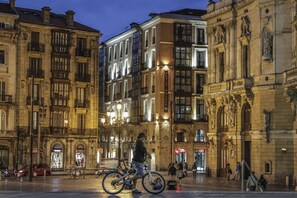 Fassade der Unterkunft – Abend/Nacht