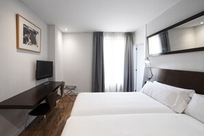 Habitació doble superior, vistes a la ciutat | Minibar, caixa forta a l'habitació, escriptori i cortines opaques 