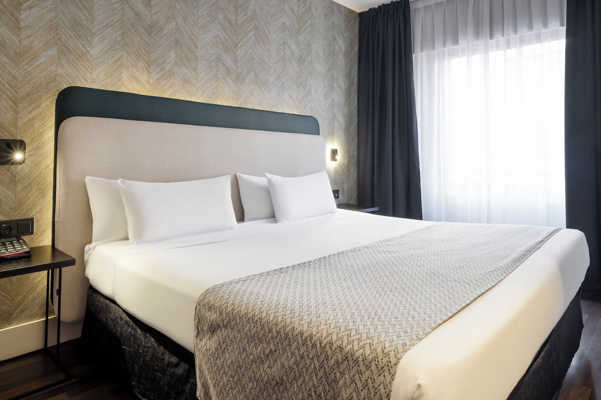 Couette en duvet, coffre-fort, bureau, rideaux d’obscurcissement