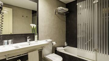Een bad/douchecombinatie, milieuvriendelijke toiletartikelen