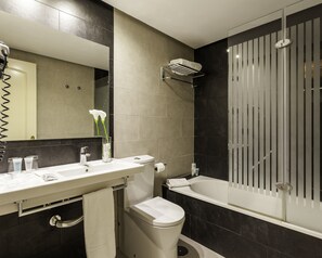 Combined shower/bathtub, eco-friendly toiletries, hair dryer, towels - Hotel ILUNION Suites Madrid (Madrid)