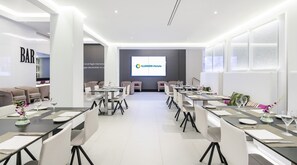 Breakfast, lunch and dinner served - Hotel ILUNION Suites Madrid (Madrid)