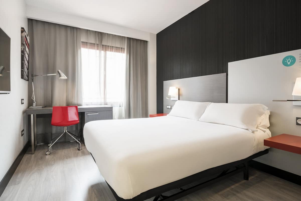 Couette en duvet, coffre-fort, bureau, rideaux d’obscurcissement