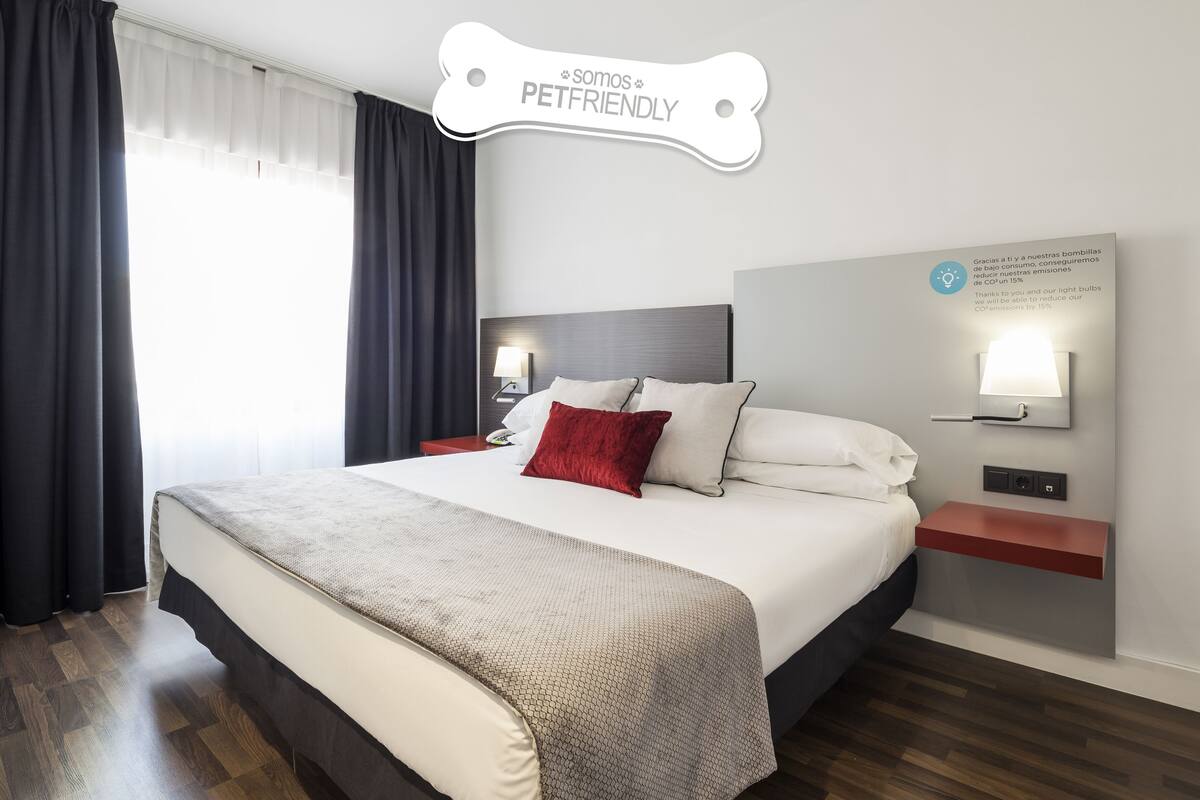 Chambre double (Pet friendly) | Couette en duvet, coffre-fort, bureau, rideaux d’obscurcissement