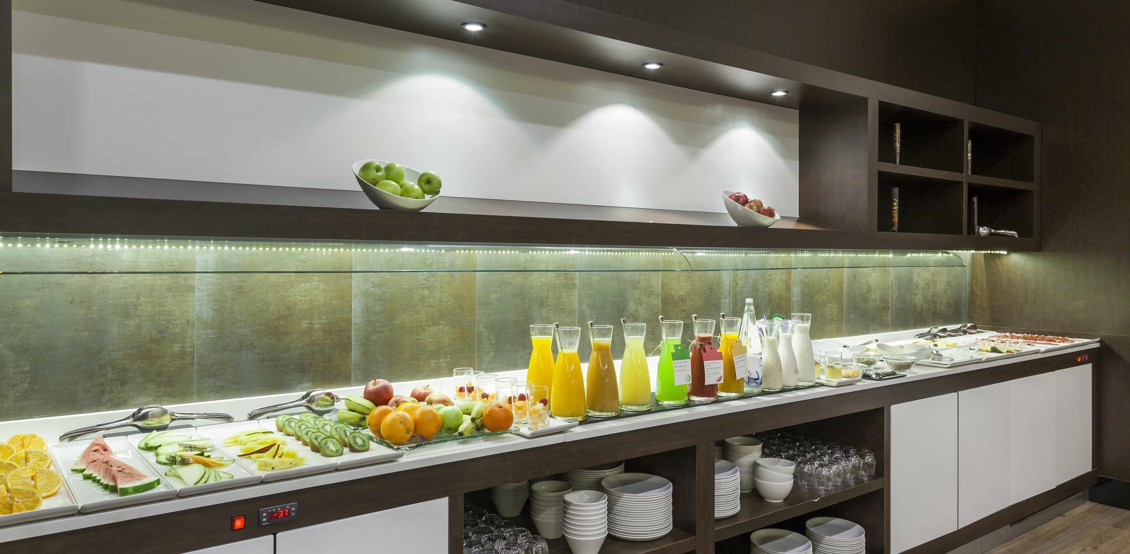 Un buffet con frutta, verdura e bevande assortite.